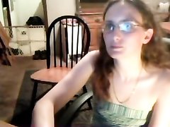 Очкастая студентка на вебкамеру дрочит киску с секс игрушкой и пальчиком трёт клитор
