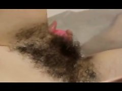 Упитанная венгерка снялась в видео в ванной, она трахает красным дилдо свою волосатую щель
