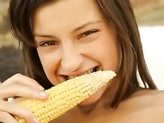 Венгерская леди вместо секс игрушки использует свежий початок кукурузы