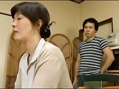 Молодой азиат встретился со зрелой японкой для домашнего секса в постели
