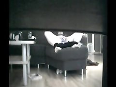Скрытая камера снимает горячее видео про мастурбацию киски зрелой женщины