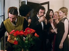 Французское ретро порно в виде развратной вечеринки, дамам кончили на волосатые киски