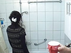 Сантехник в домашнем видео трахает в ванной красивую домохозяйку из Праги