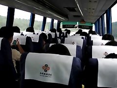 Красивая пассажирка автобуса для видео дрочит киску на заднем сиденье