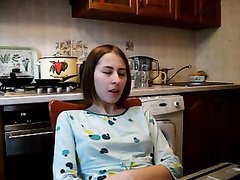 Приличная домохозяйка на видео культурно мастурбирует киску в положении сидя