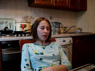 Молодая домохозяйка перед вебкамерой мастурбирует киску вибратором