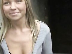 Уличный секс с молодой чешской блондинкой, отдавшейся за сотню долларов
