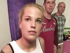 Скромная блондинка с тату в групповом порно удовлетворяет толпу незнакомцев