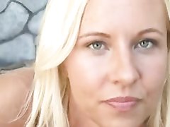 Модная и весёлая блондинка снялась в порно от первого лица с мастурбацией члена