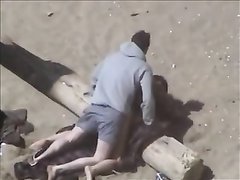Не заметив скрытую камеру парочка балдеет от секса на общественном пляже