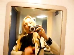 Стройная блондинка перед зеркалом снимает селфи видео с мастурбацией киски