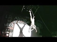 Видео с эротическим выступлением красивой гимнастки на подвешенном обруче