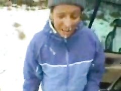 Лыжница зимой на улице для порно от первого лица отсосала член посреди снега