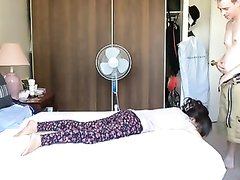 Нежная азиатка встав на карачки сосёт белый член друга в межрассовом видео
