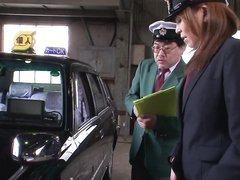 Японская авто леди в грязном гараже дарит секс начальнику в салоне машины