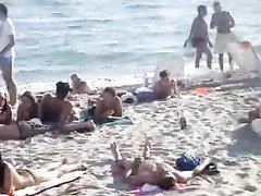 На пляже скрытая камера вновь снимает секс русской пары под открытым небом