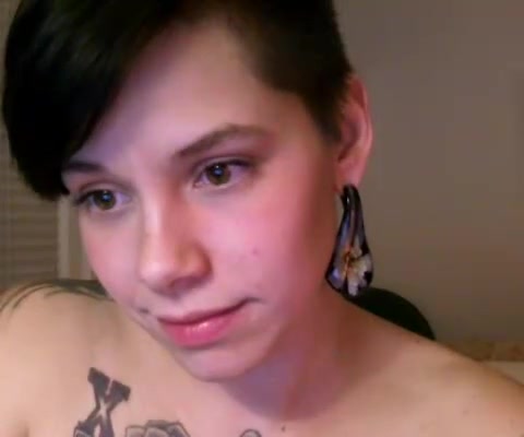 Брюнетка с татуировкой в домашнем видео около вебкамеры шалит с секс игрушкой
