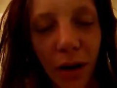 Пьяная молодуха позволила приятелю снять на видео минет с окончанием на лицо