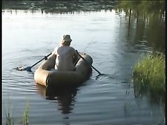 Два молодых русских друга поймали на рыбалке зрелую нимфоманку