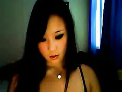 Знойная азиатская брюнетка с макияжем в эротическом видео сняла нижнее бельё