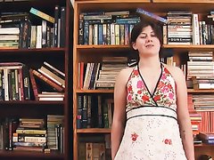 Молодая британка в библиотеке для видео танцует стриптиз обнажая заросшую киску