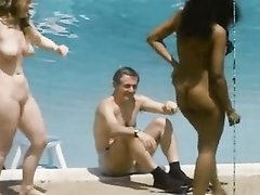 Зрелые подруги в ретро видео на пляже разделись для интима и мастурбации