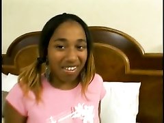 Молодая негритянка с волосатой киской сняла белые трусики для секса с минетом