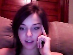 Молодая и красивая итальянка онлайн дрочит перед вебкамерой бритую киску