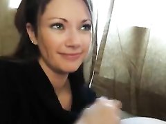 Парень в любительском видео от первого лица дал зрелой даме член для мастурбации