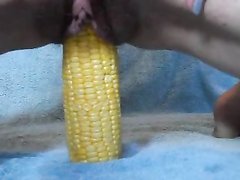 Зрелая дама с большим клитором в видео крупным планом сунула в киску кукурузу