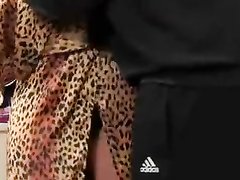 В русском видео зрелая женщина в нижнем белье отдалась нежному поклоннику