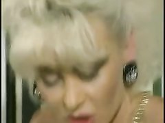 Зрелая блондинка в чулочках в групповом анальном видео с двумя неграми