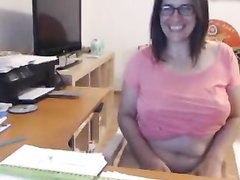 Зрелая дама онлайн по вебкамере показывает натуральные большие сиськи