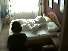 Перед скрытой камерой в постели онлайн мастурбирует киску зрелая домохозяйка