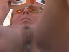 Подглядывание за голой туристкой на нудистском пляже с записью на видео