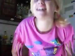 Блондинка в розовой блузке онлайн на вебкамеру изменяет мужу с соседом