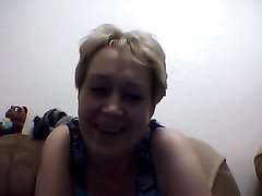 смотреть мастурбация зрелой русской женщины с маленькими сиськами по вебкамере