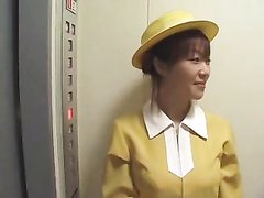 Азиатка в жёлтом костюме бесплатно мастурбирует член возбуждённого незнакомца