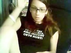 Молодая женщина с маленькими сиськами в видео крупным планом дрочит бритую киску