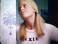 Молодая блондинка в ретро видео отдалась зрелому брюнету после нежного куни