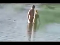Подглядывание за молодой русской парой трахающейся на природе возле пруда