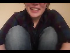 Молодая женщина на вебкамеру мастурбирует киску со спущенными джинсами