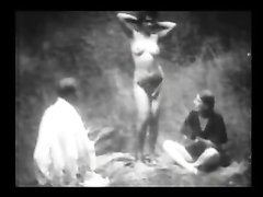 Чёрно-белое ретро с фигуристой француженкой обнажившейся в лесу перед спутником