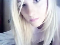 На вебкамеру молодая блондинка мастурбирует киску и показывает язычок
