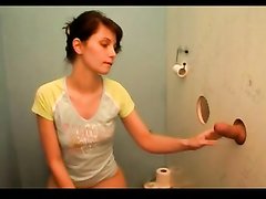 Худая женщина в туалете дрочит и сосёт член незнакомца через дырку в стене