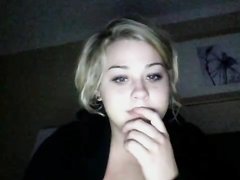 Молодая блондинка перед вебкамерой красуется обнажённой в своей спальне