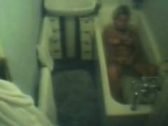 Подглядывание за одинокой женщиной мастурбирующей влажную киску в ванной