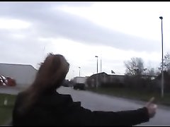 Молодая проститутка в машине делает минет водителю для окончания на лицо