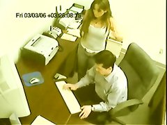 Похотливая женщина на работе дрочит член коллеги перед скрытой камерой