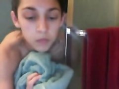 Грудастая молодая брюнетка в ванной мастурбирует дырку перед вебкамерой